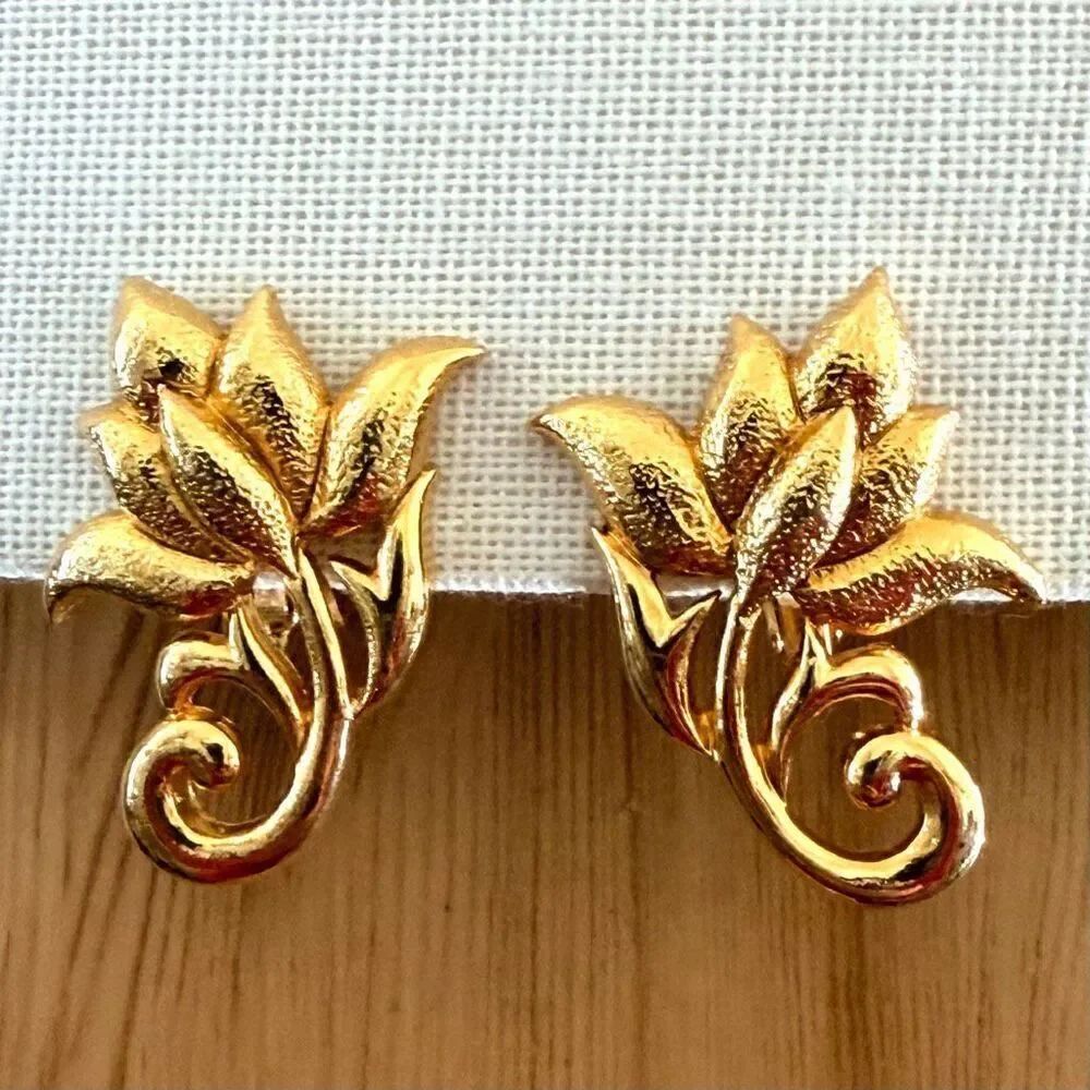 Avon Vintage Gold Tone Floral Clip Earrings